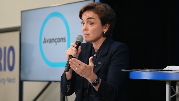 Christine Fréchette parle dans un micro.  