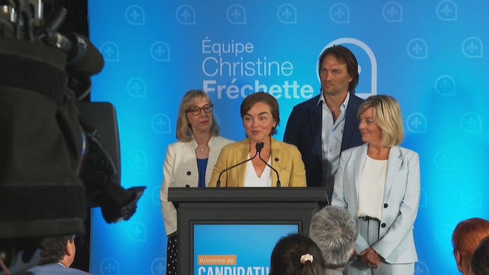 Christine Fréchette, entourée de ses candidats Christian Lachance, Nathalie St-Pierre et Françoise Faverjon-Fortin.