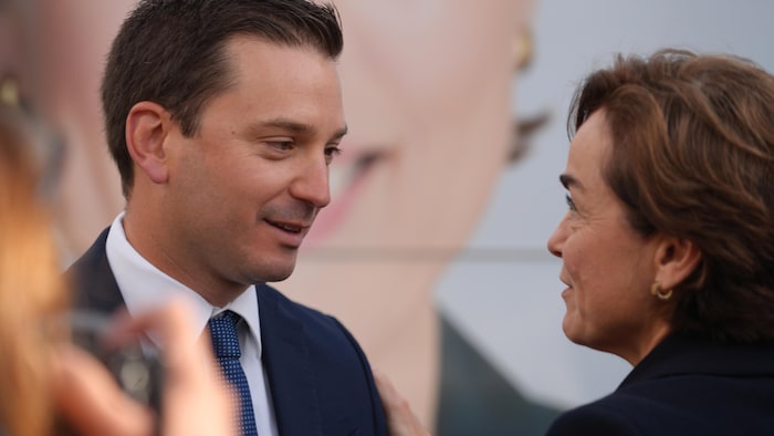 Le candidat caquiste Simon Jolin-Barrette, qui brigue un 4e mandat dans Borduas, et sa cheffe, Christine Fréchette.