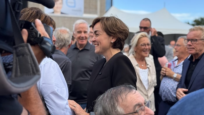 Christine Fréchette à la rencontre des gens.