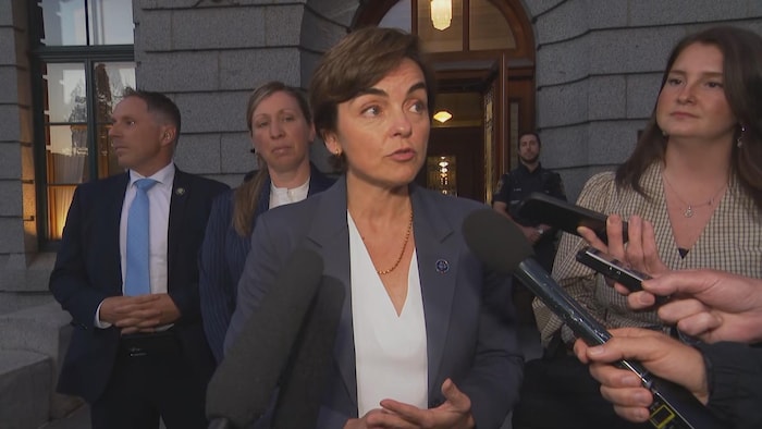 Elle s'adresse à la presse.
