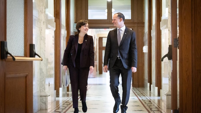Christine Fréchette et Eric Girard marchent dans les couloirs de l'Assemblée nationale.