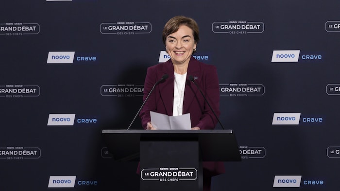 Christine Fréchette parle dans un micro.