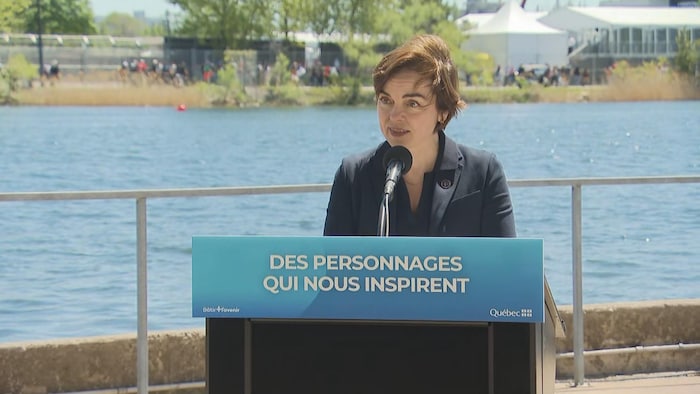 Christine Fréchette prononce un discours.