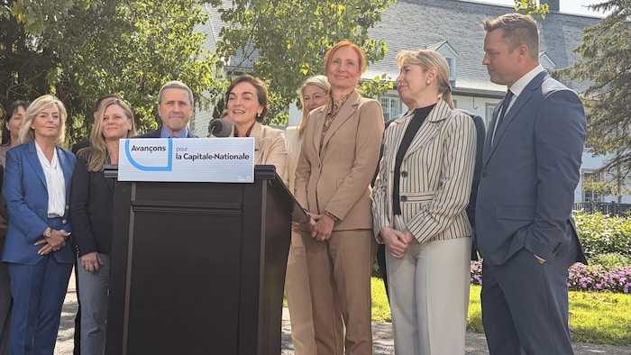 Christine Fréchette s’adresse aux médias, entourée de candidats de la CAQ.