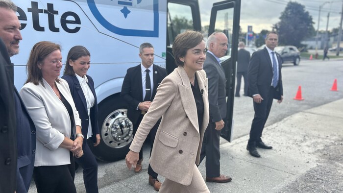 Une photo de Christine Fréchette qui sort de l'autobus de la Coalition Avenir Québec.