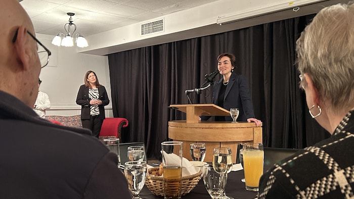 Christine Fréchette prononce un discours.