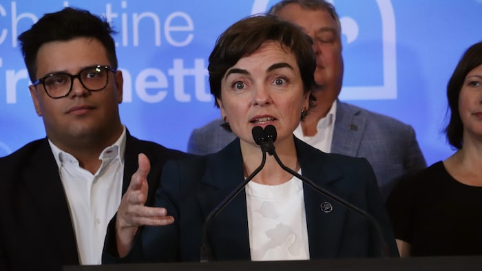 Christine Fréchette parle devant un lutrin en conférence de presse.