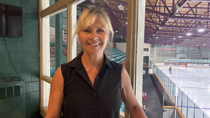 Portrait de Christine Jaworski dans un aréna.