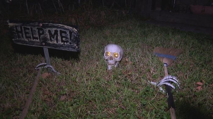 Une décoration d'halloween dans un jardin. 