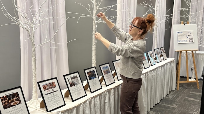 Christine Lavoie décore une salle au Centre des congrès de Rouyn-Noranda.