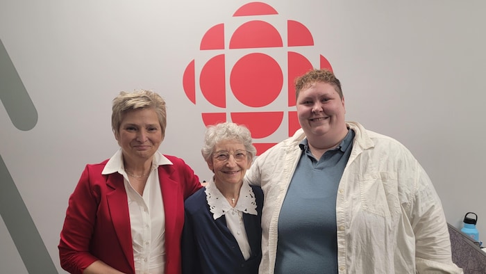 Christine Limoges, Thérèse Charbonneau et Carolanne Laurin posent pour la photo dans un local de Radio-Canada.