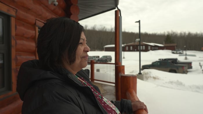 La cheffe de la Première Nation de Sturgeon Lake Christine Longjohn sur le balcon de la nouvelle maison de naissance de sa communauté qui ouvre prochainement.