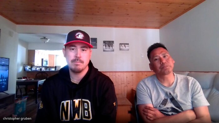 Christopher Gruben et Gary Jerome regardent la caméra.