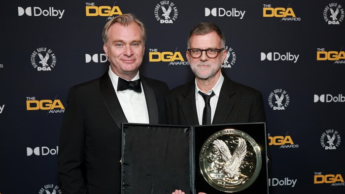 Christopher Nolan et Paul Thomas Anderson posent avec la médaille du meilleur réalisateur.
