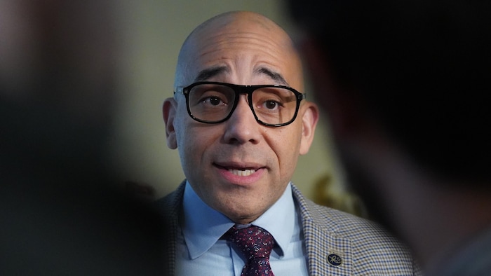 Christopher Skeete en mêlée de presse.