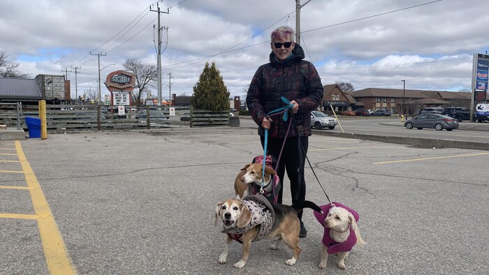 Christine Kramer avec ses trois chiens