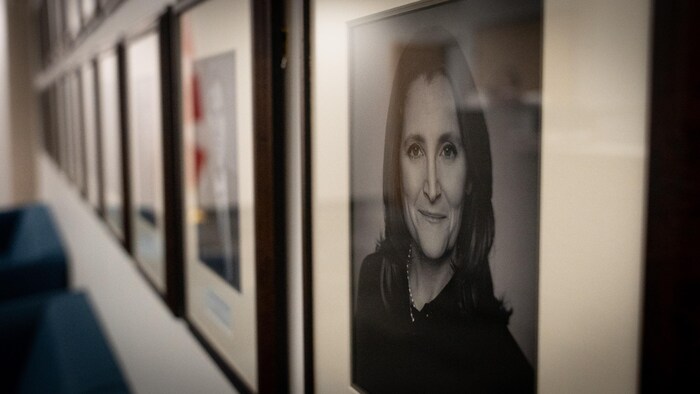 Un portrait de Chrystia Freeland en noir et blanc.