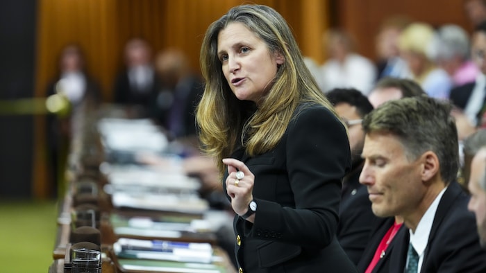 Chrystia Freeland, debout à la Chambre des communes, prend la parole.