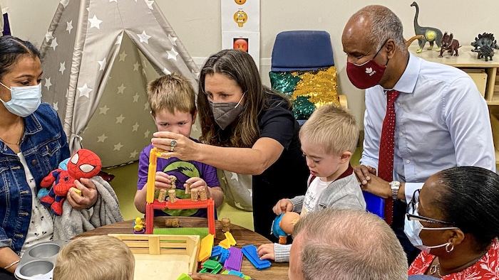 Chrystia Freeland, avec d'autres adultes, joue aux blocs avec des enfants dans une garderie.