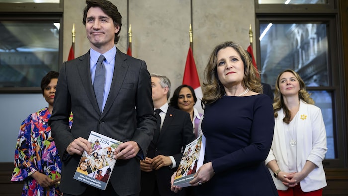 La ministre Freeland posant avec le premier ministre Justin Trudeau à l'occasion du dépôt du budget 2024.