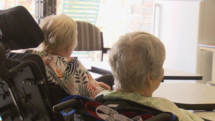 امرأتان مسنتان في مركز رعاية طويلة الأمد في مقاطعة كيبيك.ِ