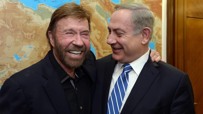 Deux hommes rient ensemble