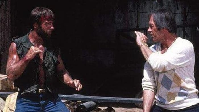 Des hommes s'apprêtent à se battre dans une scène tirée d'un film. 