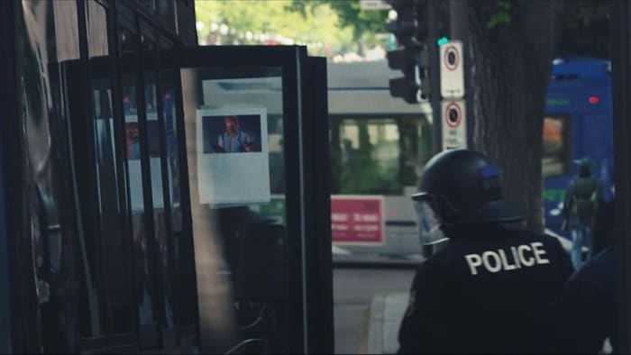 L'image de Chuck Norris était affichée visiblement sur la porte d'un fourgon de la police de Québec.