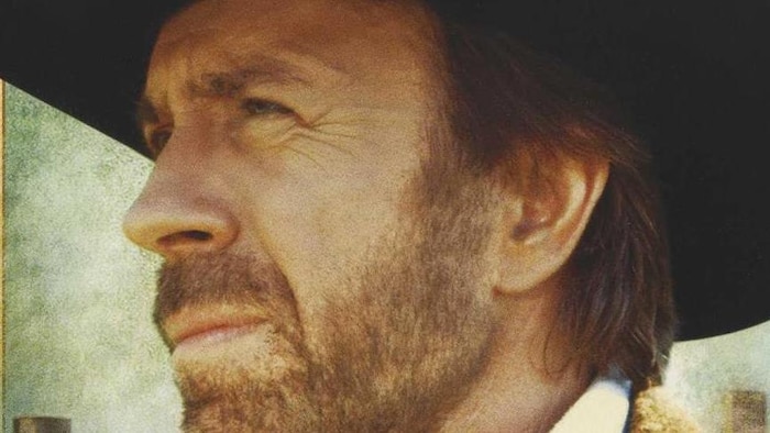 L'acteur pose sur l'affiche de la série. 