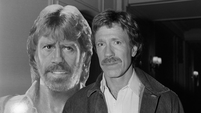 Photo en noir et blanc d'un homme portant une moustache