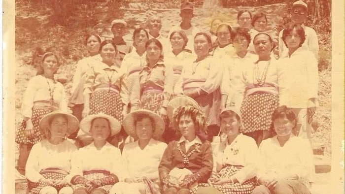 80年代，洪仲志女士的外婆（前排左二）与卑南族族人合影。