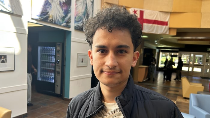 Walid Benhima pose pour la photo dans un bâtiment de l'Université de Moncton.