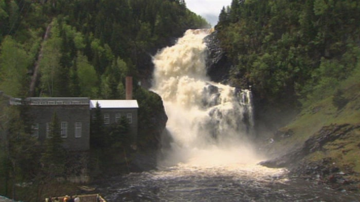 On y voit la chute Ouiatchouan et le bâtiment d'accueil du site
