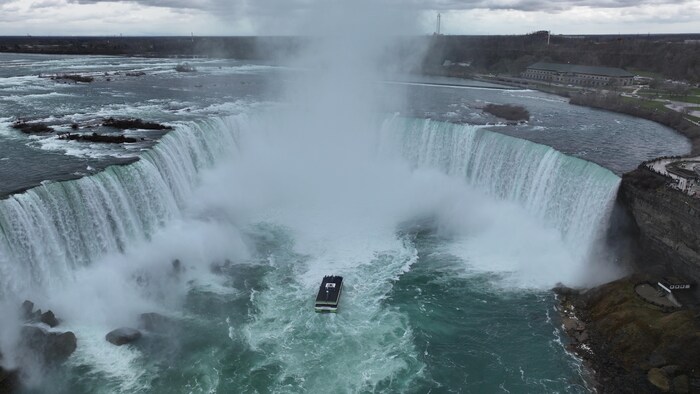 Images aériennes des chutes du Niagara, en Ontario abec un bateau de touristes. Prise de vue le 5 avril 2024.