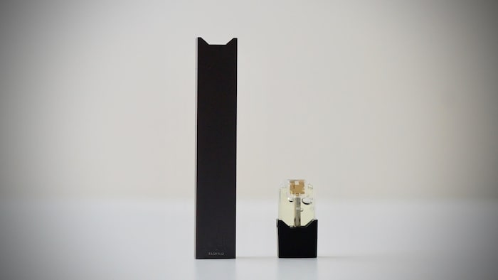 La cigarette électronique Juul posée sur une table.