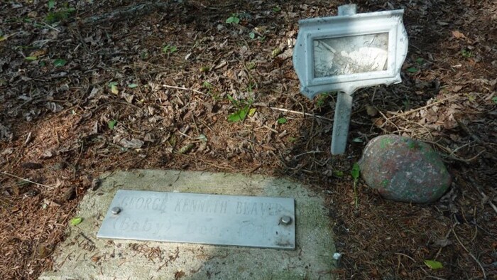 Une tombe sur laquelle on peut lire le nom de George Kenneth Beaver.