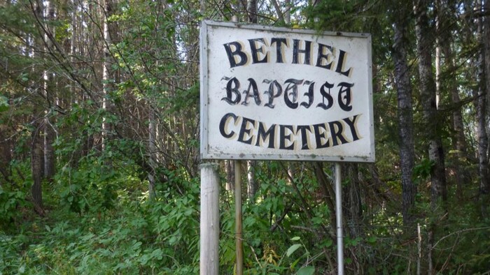 Une pancarte sur laquelle on peut lire « cimetière baptiste Bethel », en anglais.