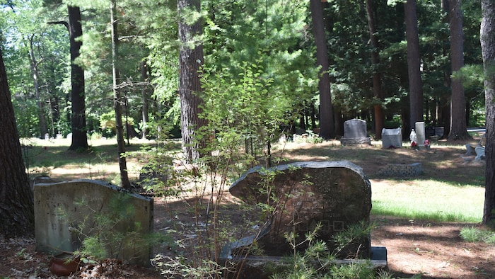 Le cimetière de la pinède de Kanesatake.