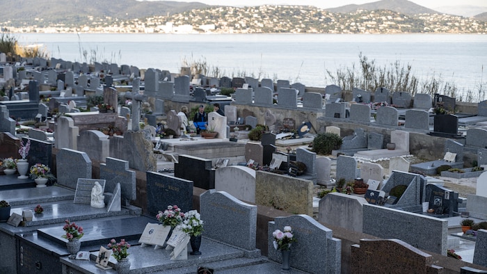 Un cimetière au bord de l'eau.