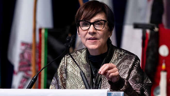 Cindy Blackstock parle au micro.