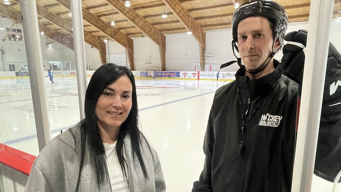 Cindy Kim Turpin, coordonnatrice des loisirs à la Ville de Malartic, et Vincent Martineau, entraîneur du programme Hockey Malartic.