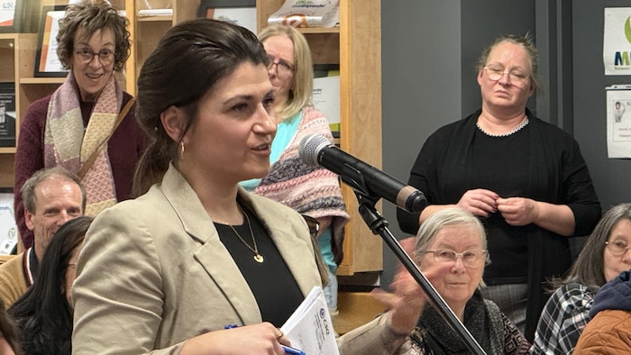 Cindy Lefebvre s'adresse à la direction du Centre de services scolaire Harricana lors d'une rencontre d'informations à Barraute.