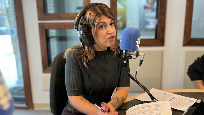 Cindy Lefebvre en entrevue à Radio-Canada dans le studio de Rouyn-Noranda.