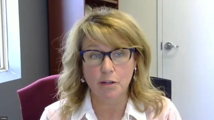 Cindy Miles interviewée par vidéoconférence.