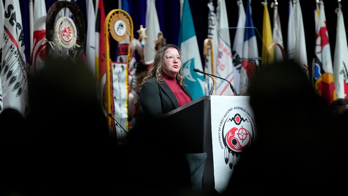La cheffe nationale de l'APN, Cindy Woodhouse Nepinak, prend la parole.