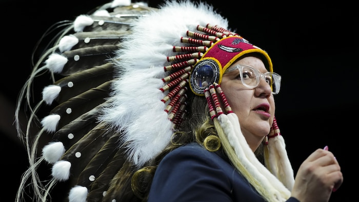 La cheffe nationale de l'APN, Cindy Woodhouse Nepinak, portant une coiffe autochtone.