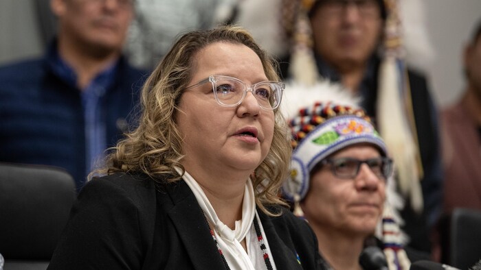 La cheffe nationale de l'Assemblée des Premières Nations (APN), Cindy Woodhouse Nepinak, lors d'une conférence de presse avec la Fédération des nations autochtones souveraines de la Saskatchewan (FSIN), le 1er février 2024.