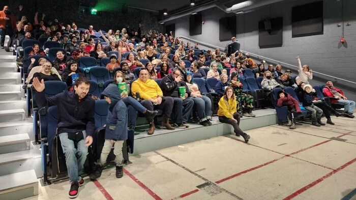 Une salle de cinéma remplie de personnes.