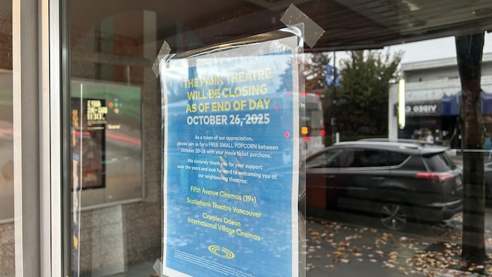 Une porte vitrée sur laquelle est collée une affiche.